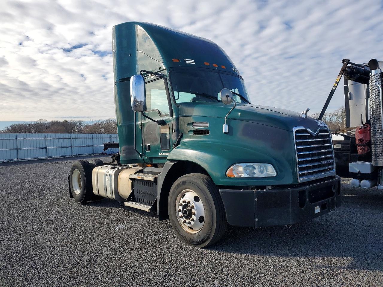 2017 Mack CXU612 Semi Truck