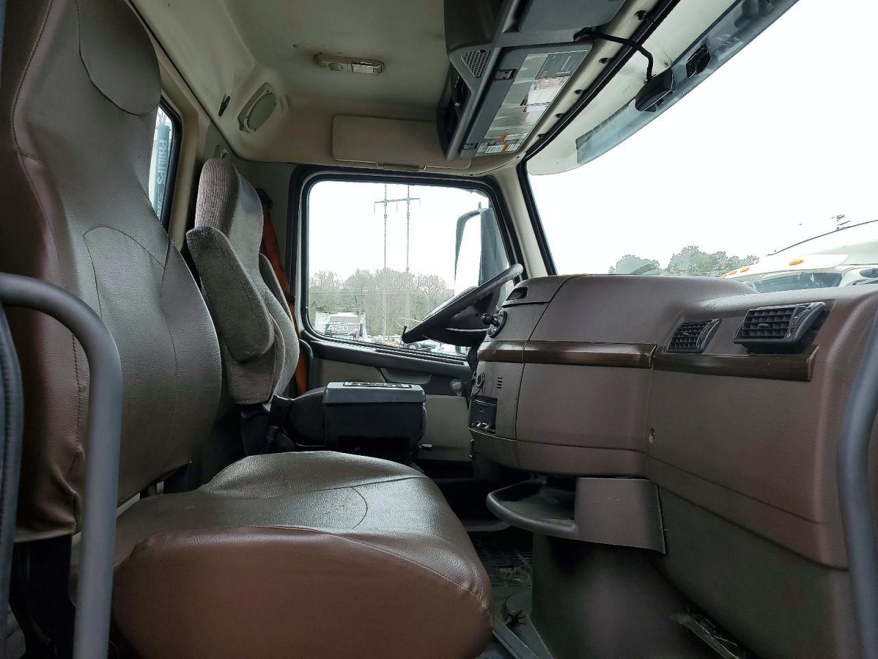 2015 Volvo VNL Semi Truck