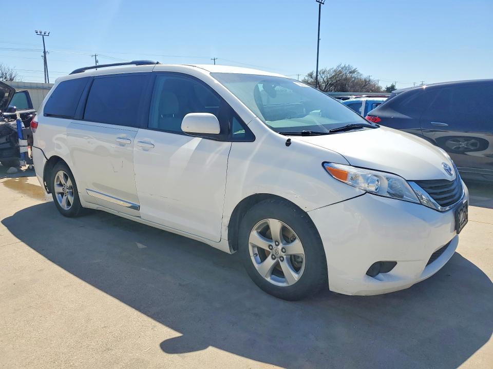 2013 Toyota Sienna le 8-passenger