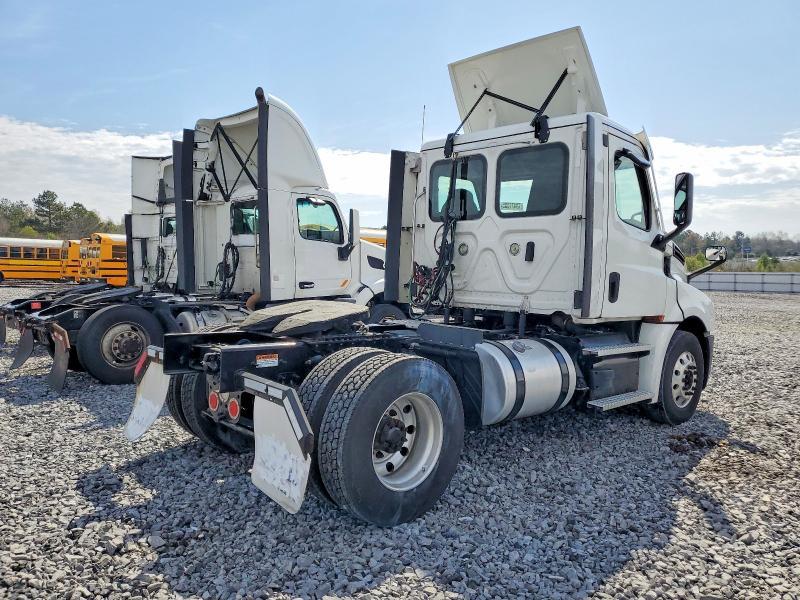 2021 Freigliner 2021 Freightliner Cascadia 1