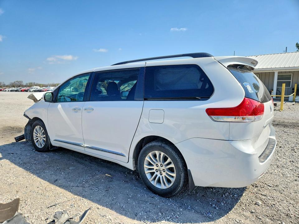 2011 Toyota Sienna xle 8-passenger