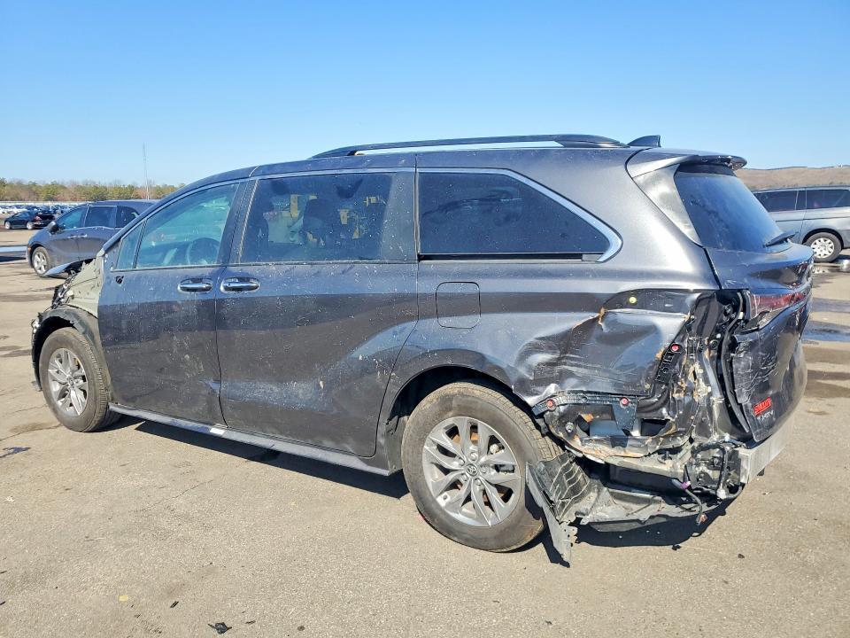 2025 Toyota Sienna xle 8-passenger