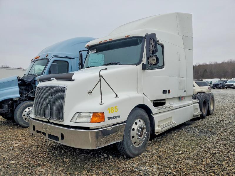 2001 Volvo VNL Semi Truck