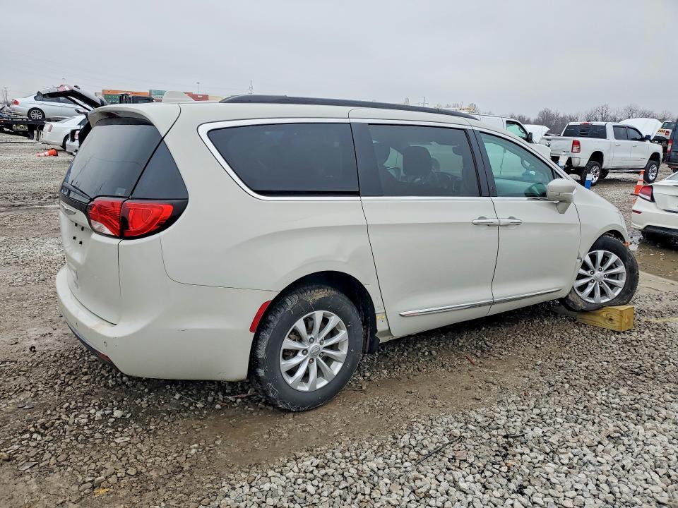 2017 Chrysler Pacifica Touring l