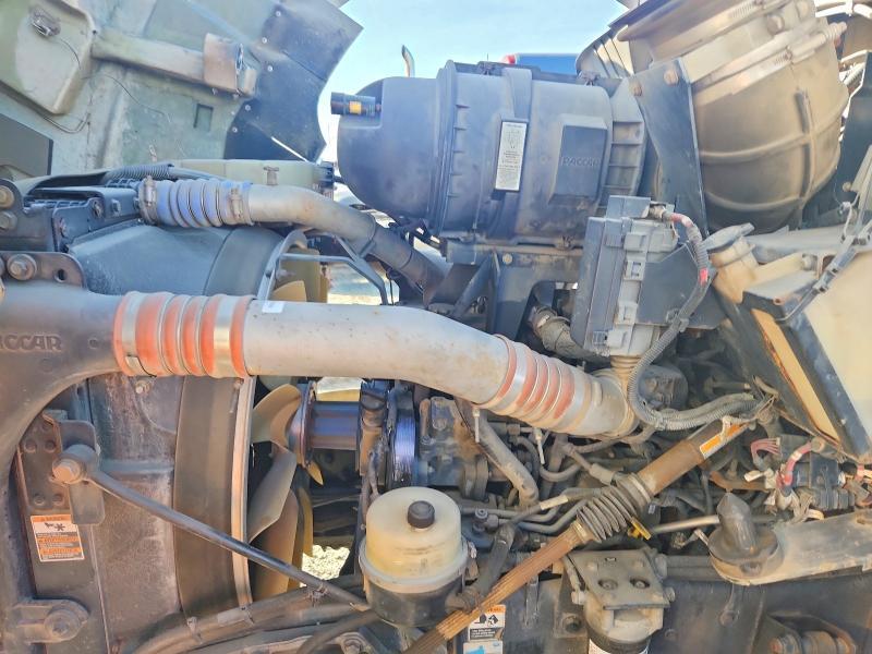 2015 Kenworth T440 Semi Truck