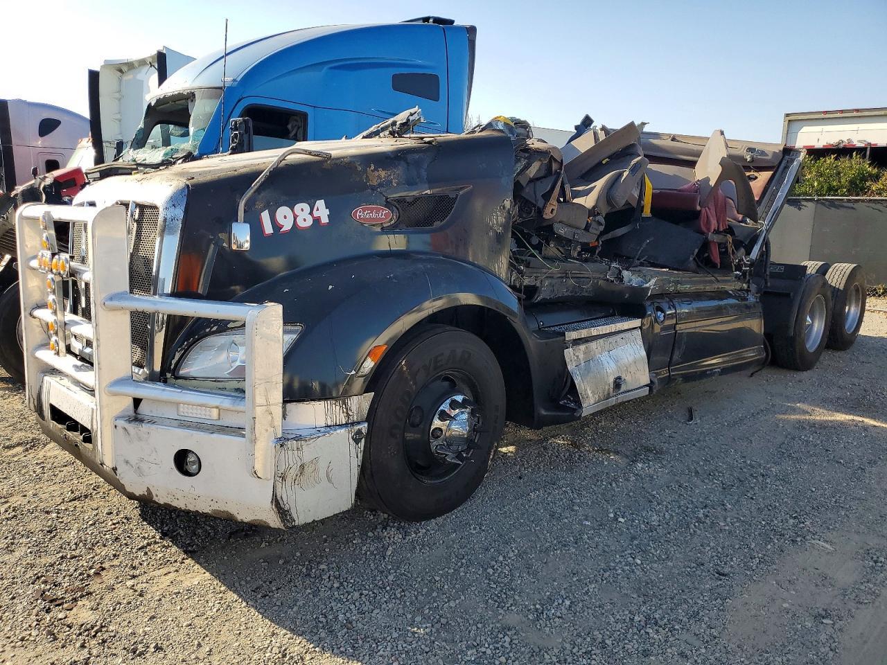 2014 Peterbilt 587 Semi Truck