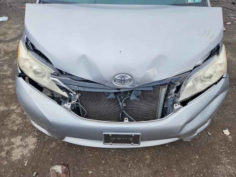 2011 Toyota Sienna xle 8-passenger