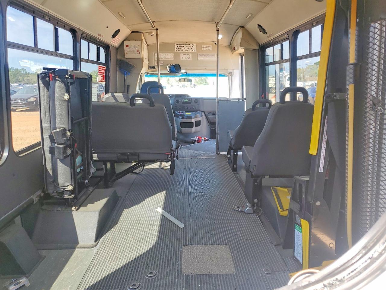 2016 Ford Econoline E350 Super Duty Cutaway Van