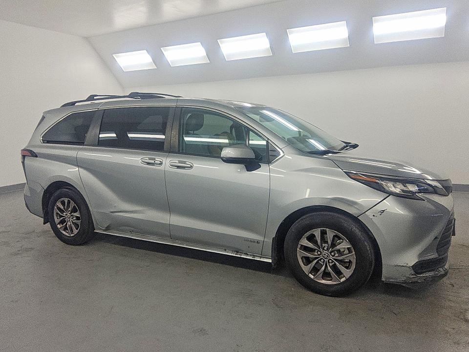 2021 Toyota Sienna le 8-passenger