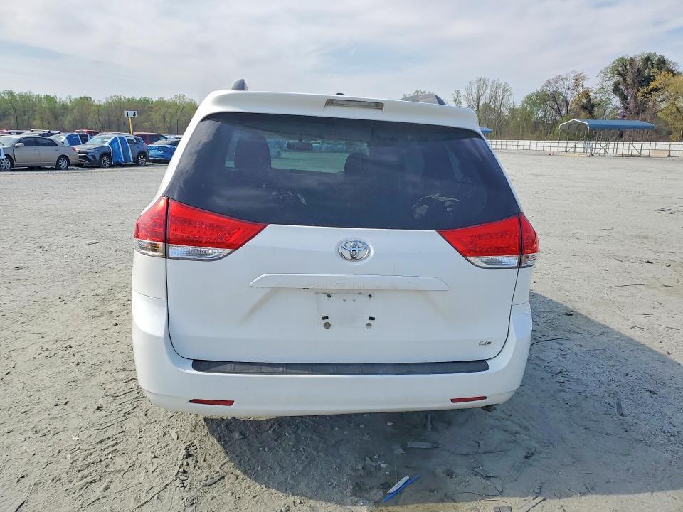 2011 Toyota Sienna le 8-passenger