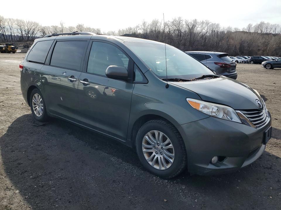 2014 Toyota Sienna xle 8-passenger