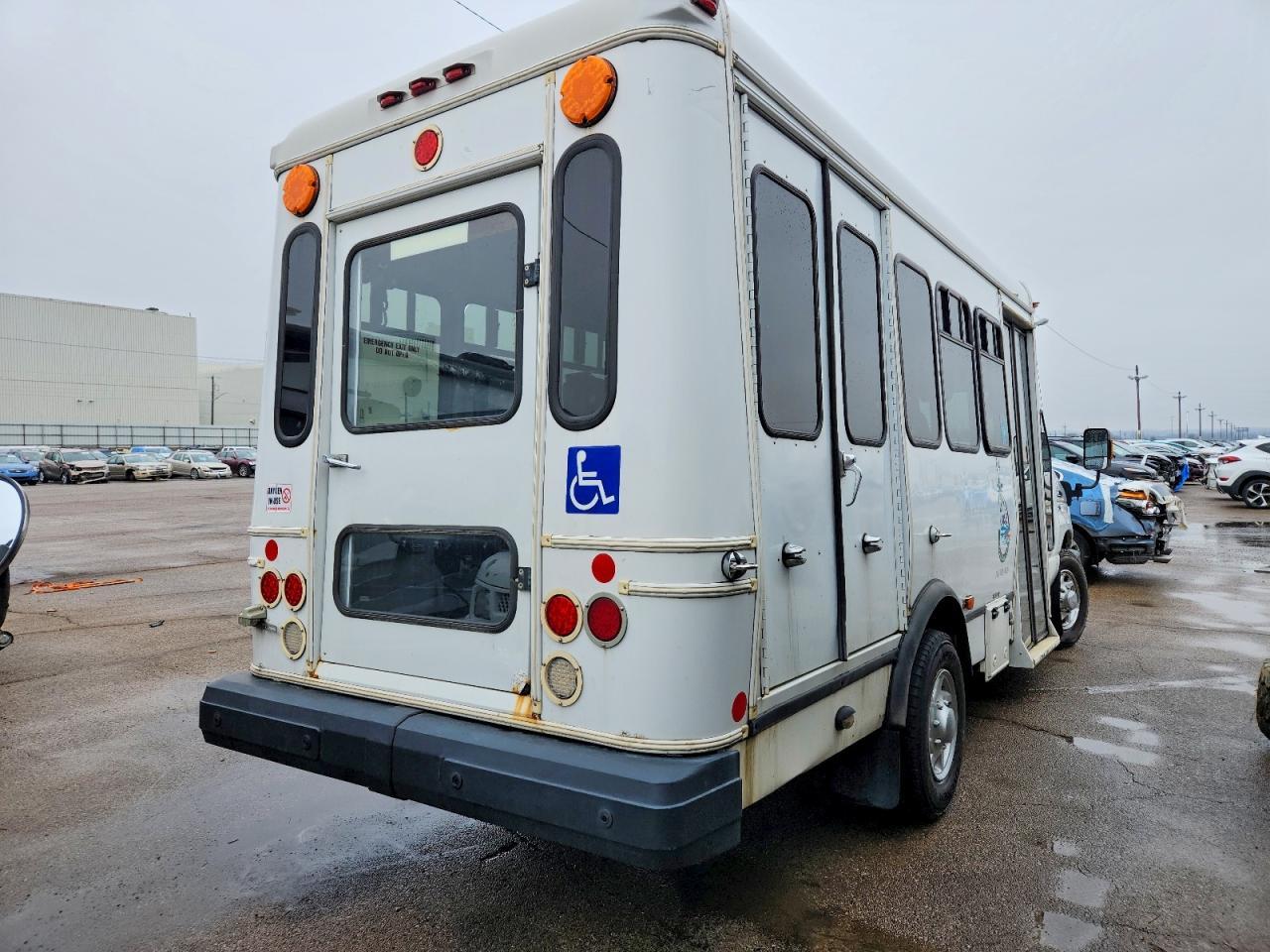 2014 Ford Econoline E350 Super Duty Cutaway Van