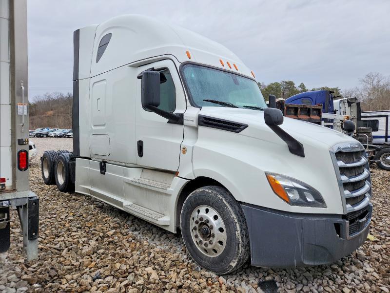 2018 Freigliner 2018 Freightliner Cascadia 126 Semi Truck