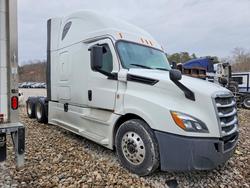 Salvage trucks for sale at Hurricane, WV auction: 2018 Freigliner 2018 Freightliner Cascadia 126 Semi Truck