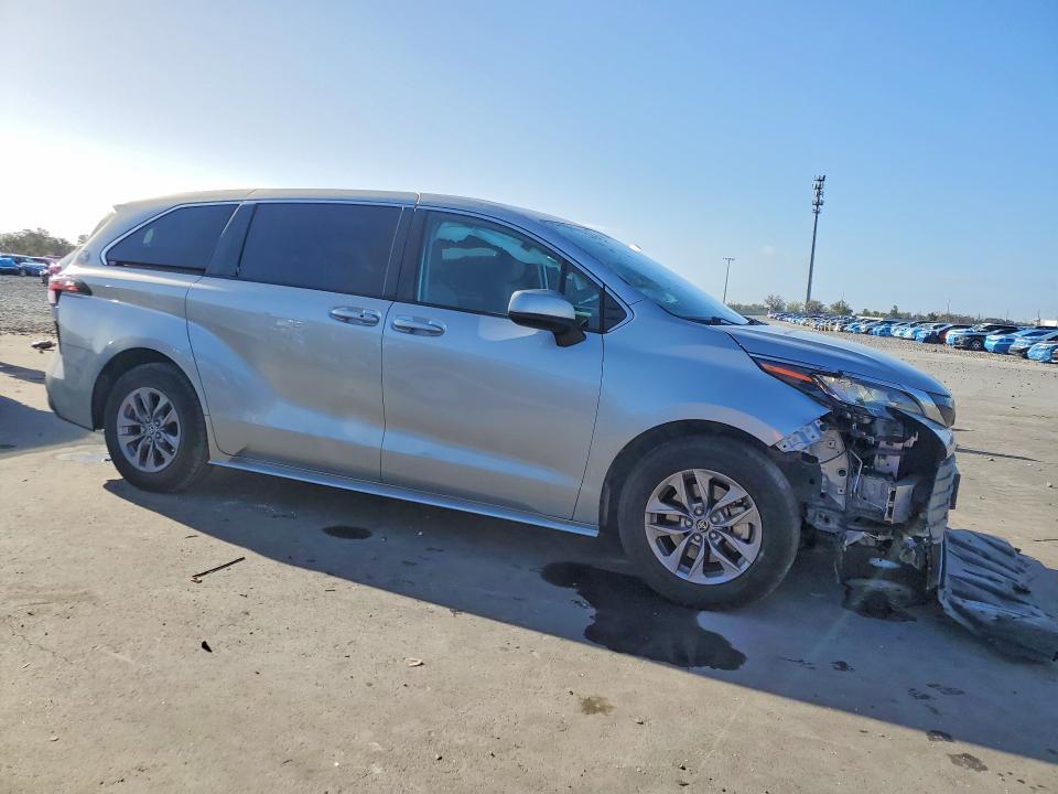 2022 Toyota Sienna le 8-passenger