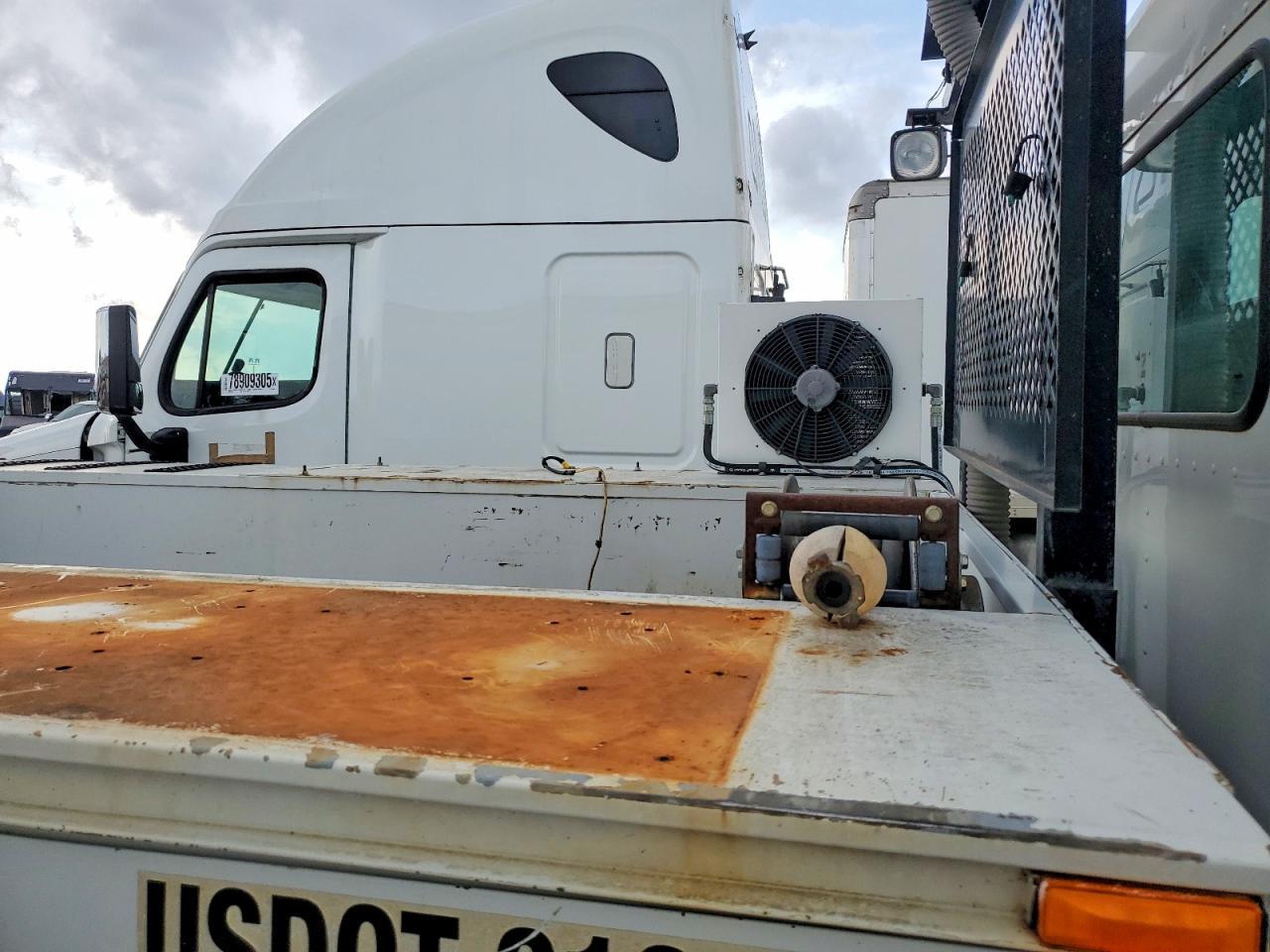 2012 Kenworth T330 Utility / Service Truck