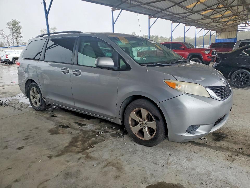 2012 Toyota Sienna le 8-passenger