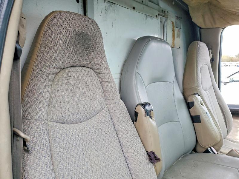 2005 Chevrolet Express Delivery Truck