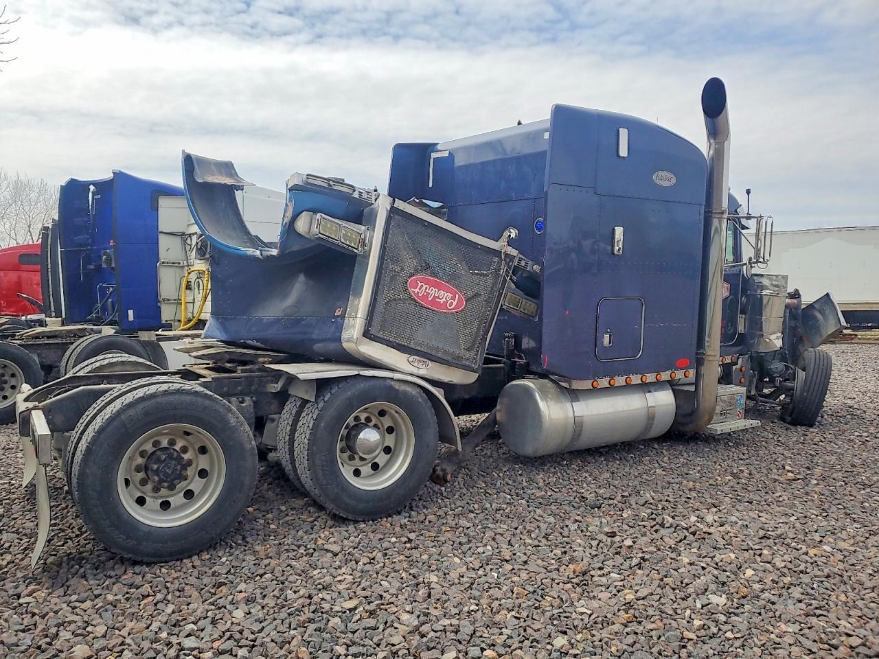 2000 Peterbilt 379 Semi Truck