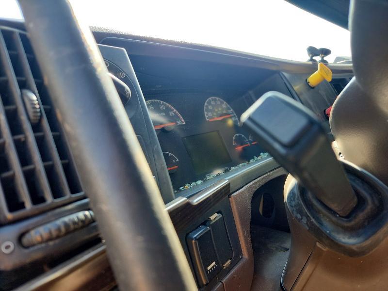 2014 Volv O VNL Semi Truck