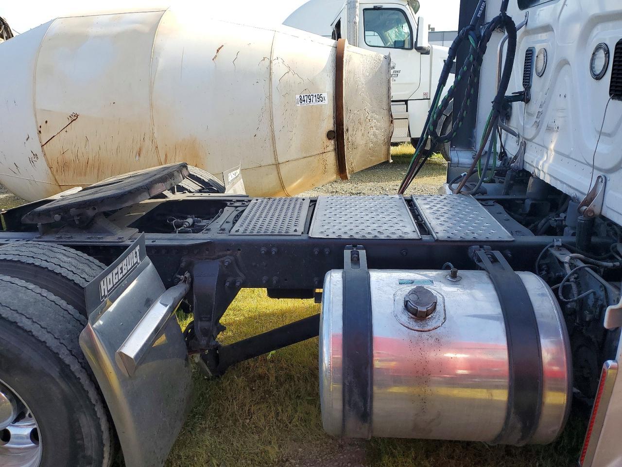 2016 Freigliner 2016 Freightliner Cascadia 113 Semi Truck