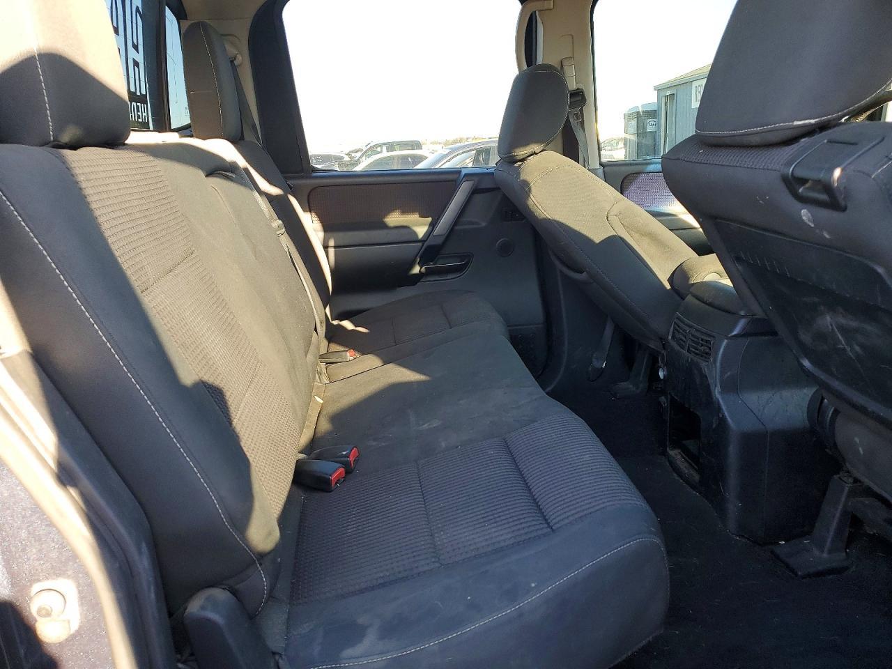 2014 Nissan Titan SV