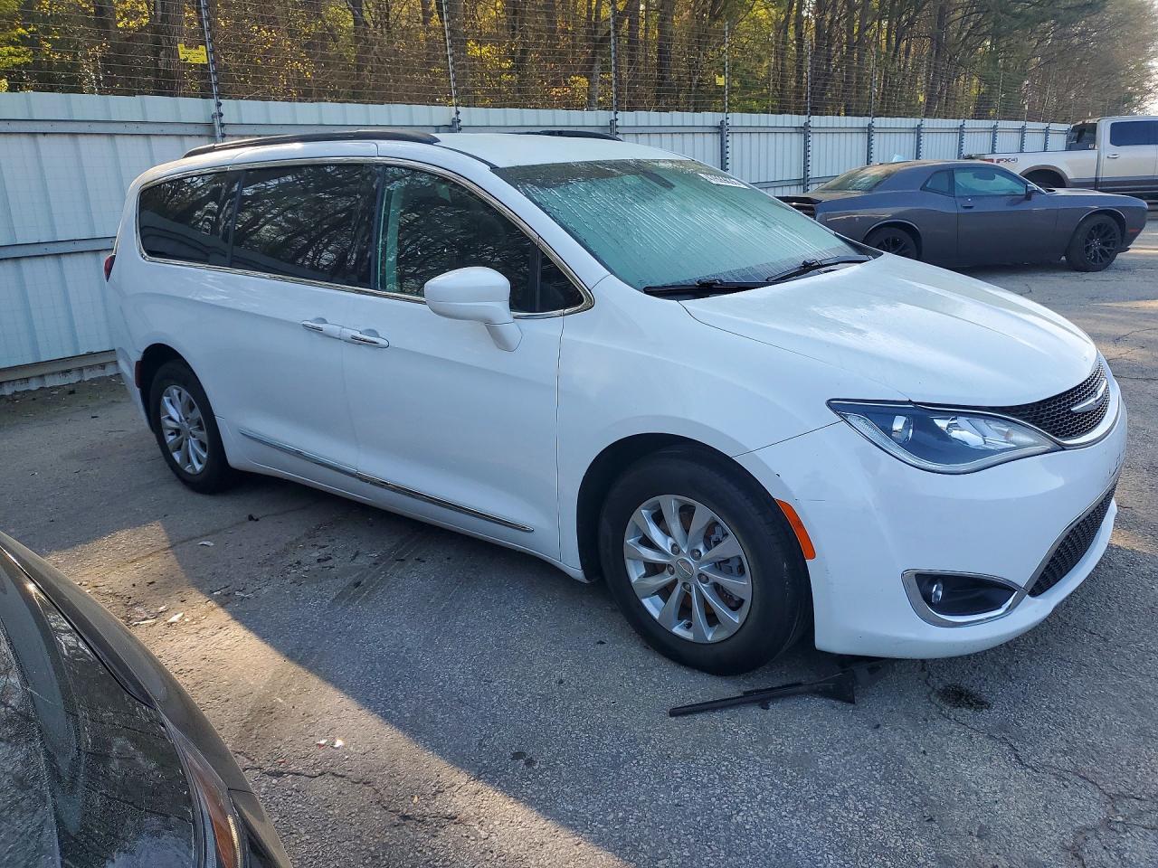 2017 Chrysler Pacifica Touring l