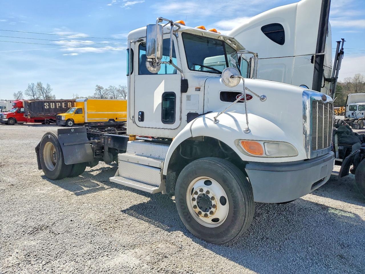 2016 Peterbilt 382 Semi Truck