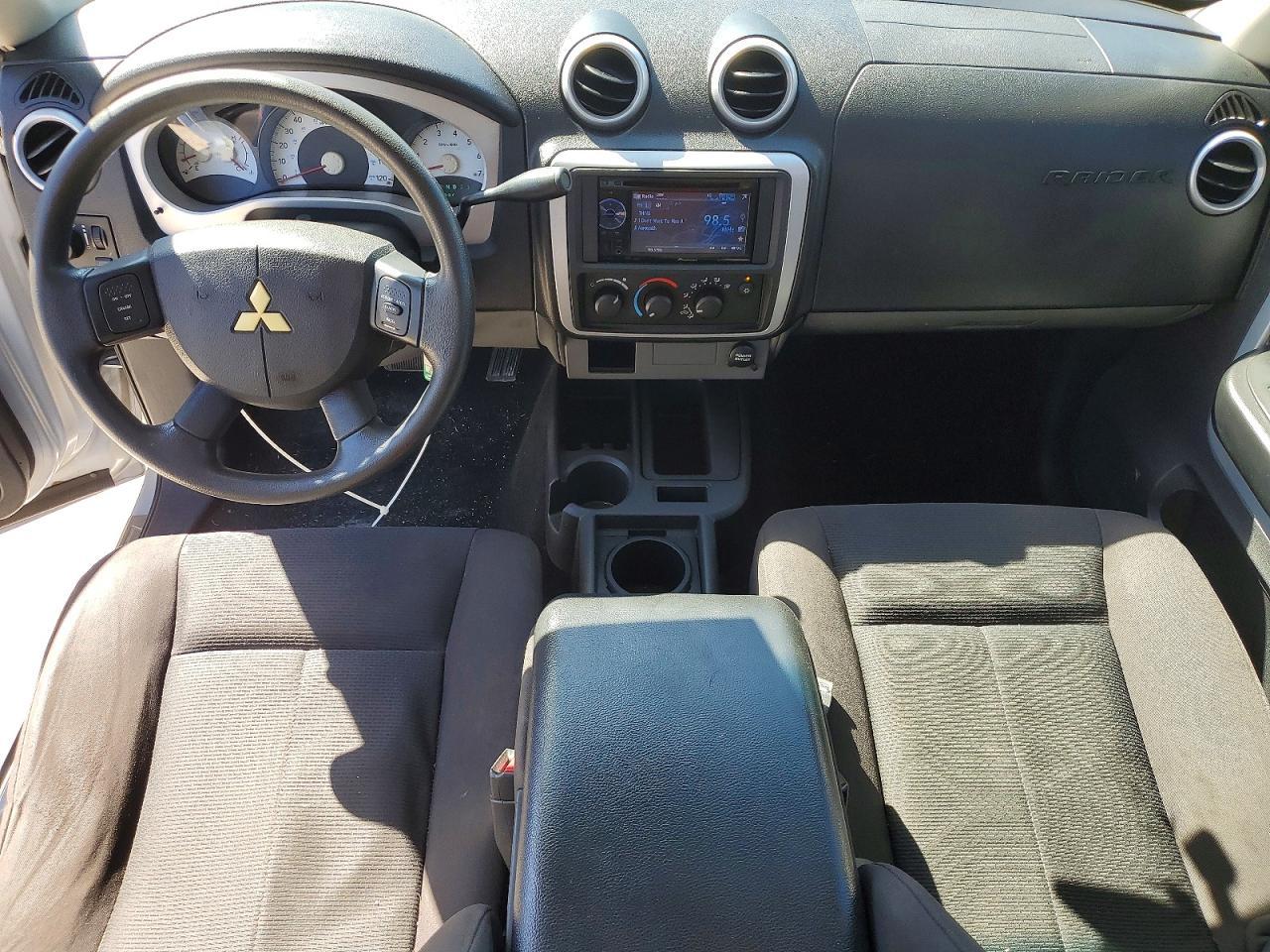 2009 Mitsubishi Raider LS
