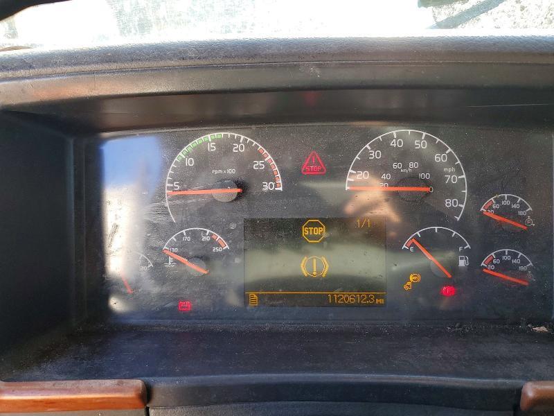 2005 Volvo VNL Semi Truck