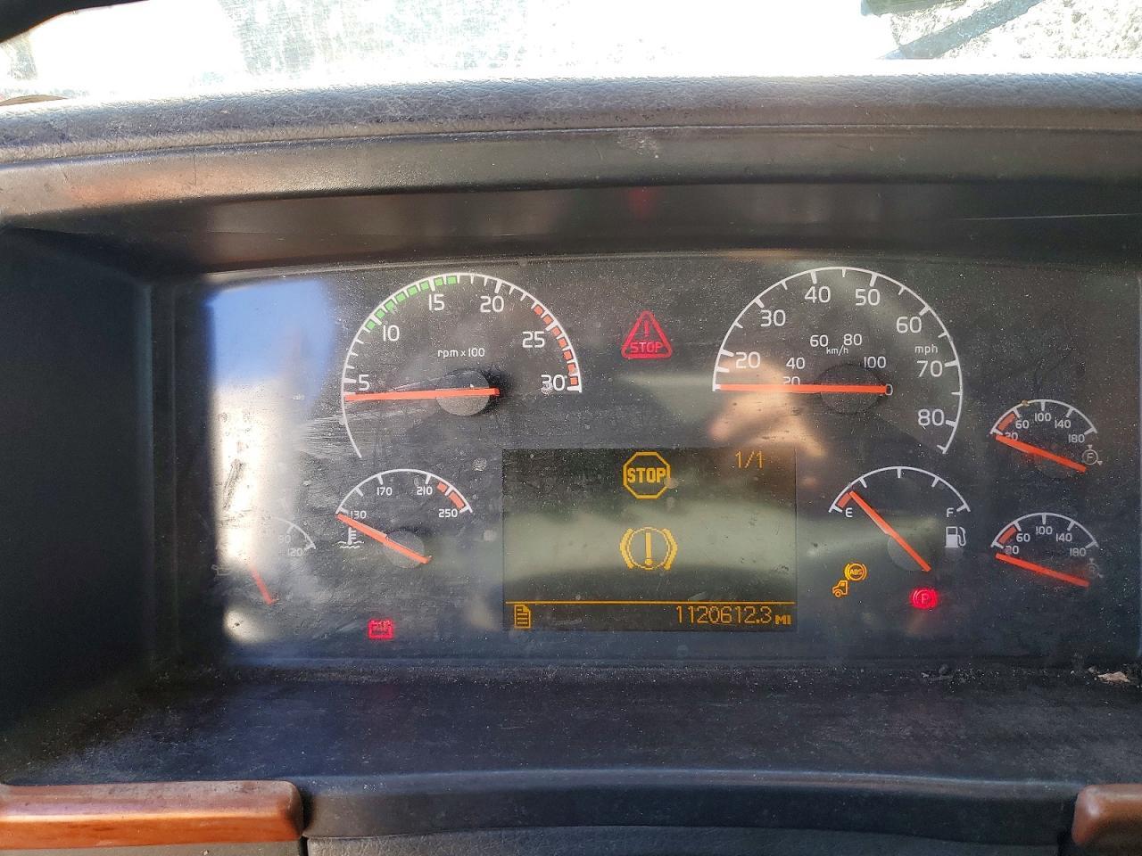 2005 Volvo VNL Semi Truck