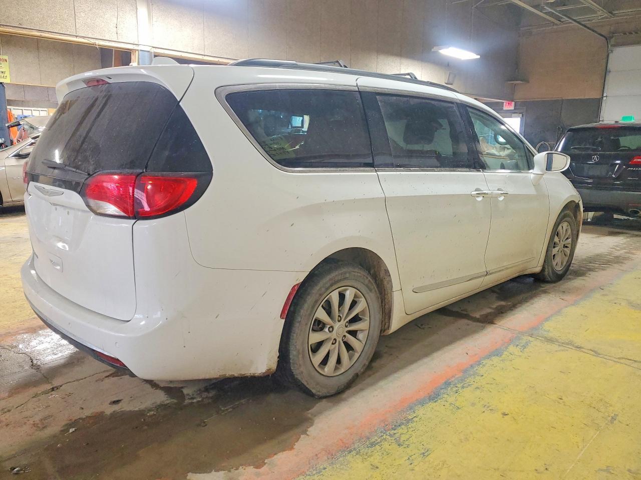 2017 Chrysler Pacifica Touring l