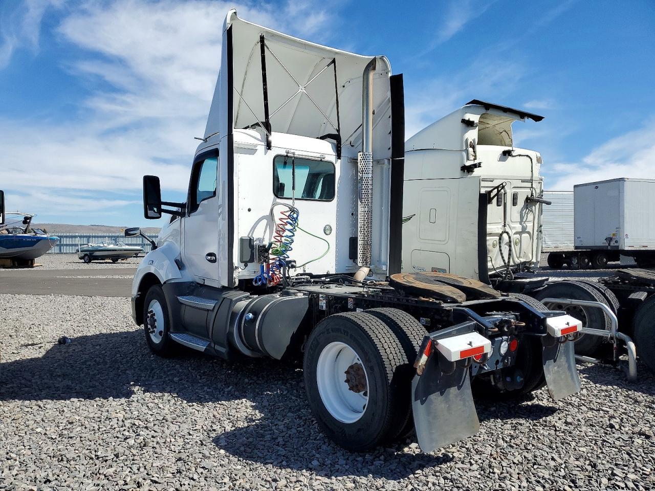 2016 Kenworth T680 Semi Truck