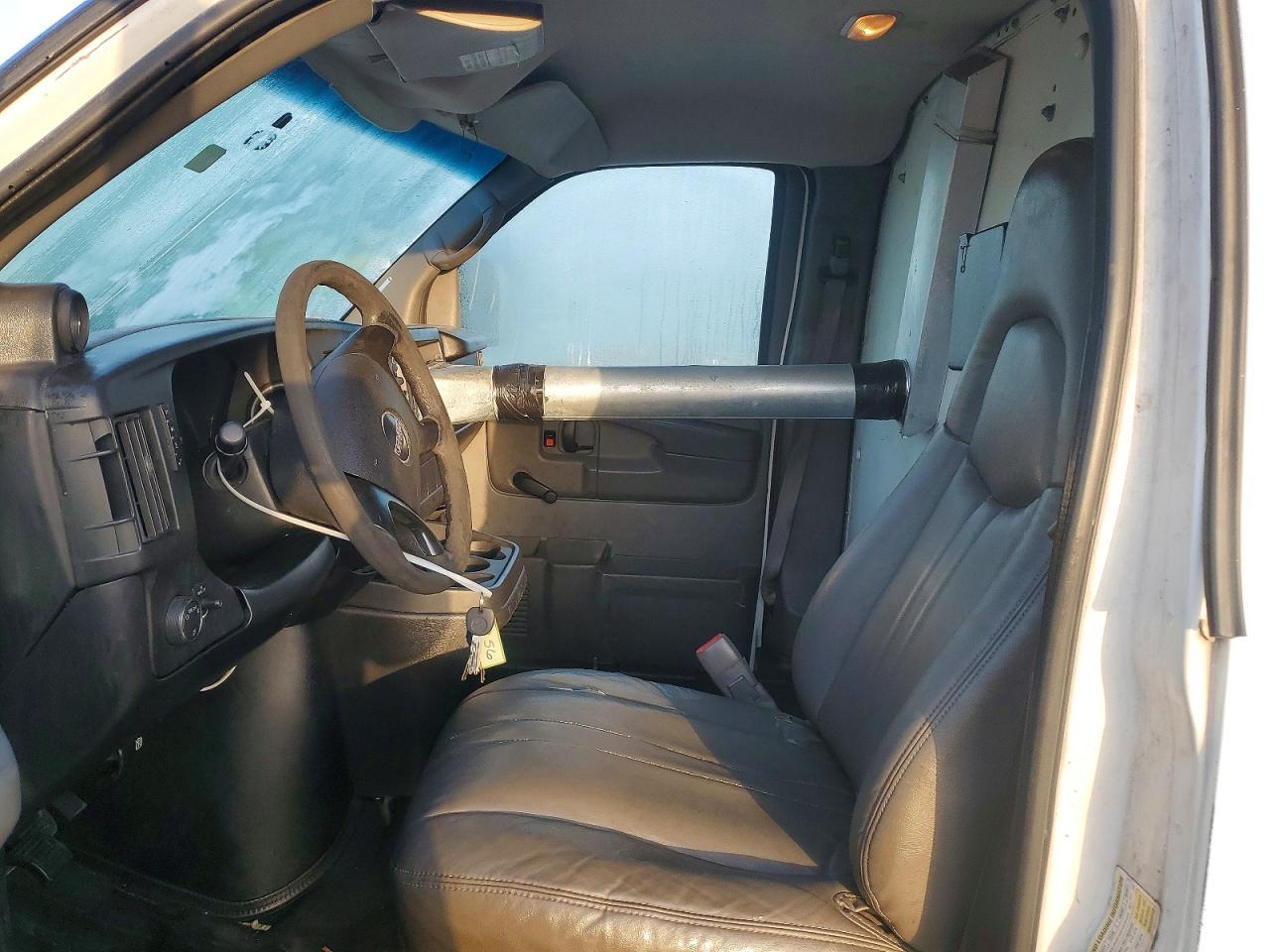 2009 GMC Savana BOX Truck