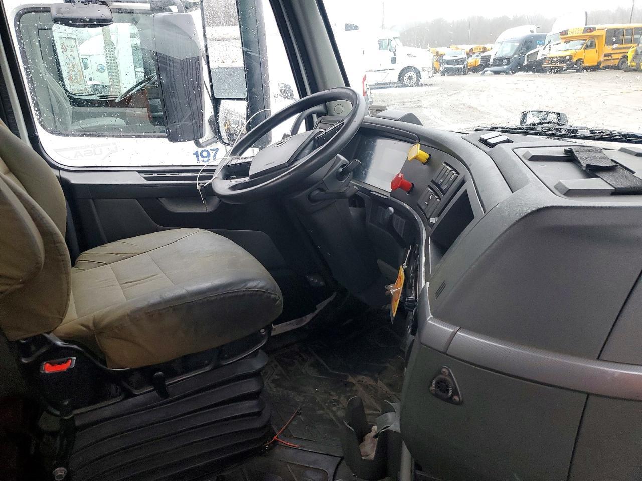 2019 Volvo VNR Semi Truck