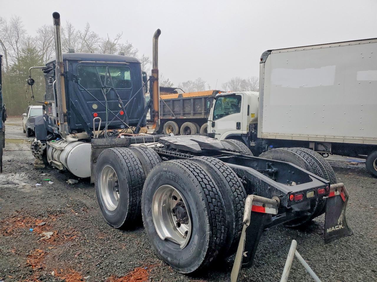 2017 Mack CHU613 Semi Truck
