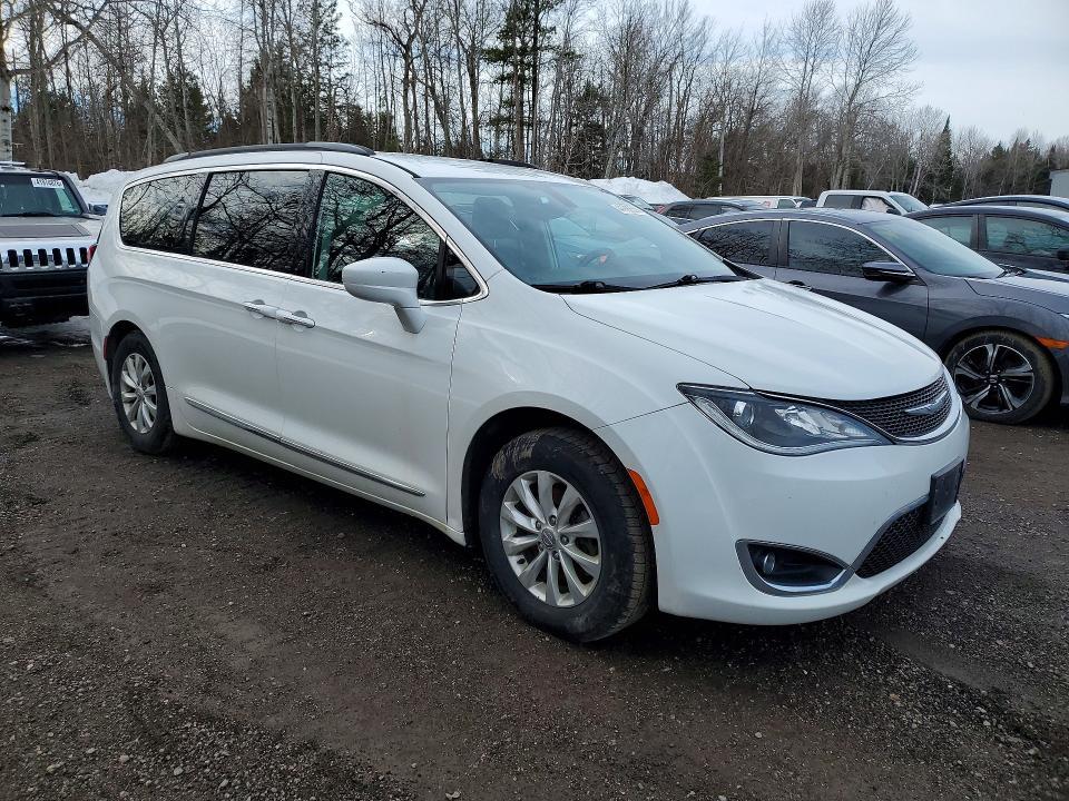 2017 Chrysler Pacifica Touring l f