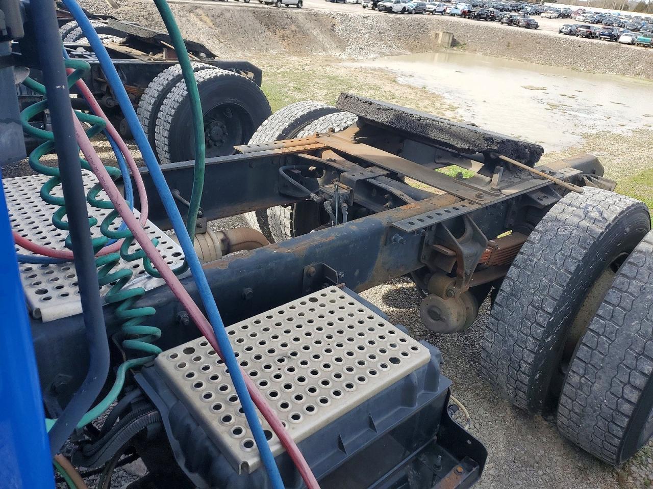 2002 International 4400 Semi Truck