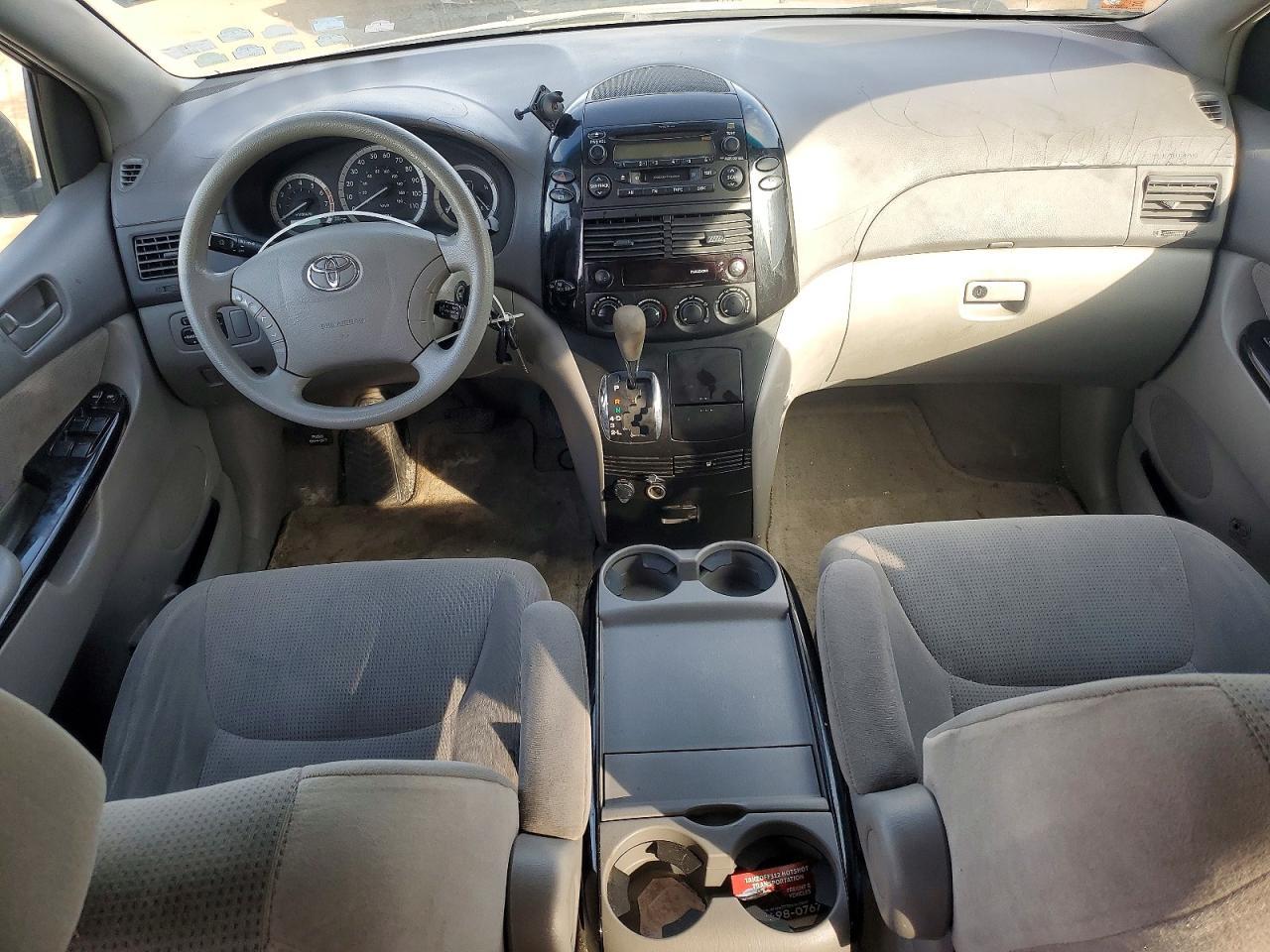 2004 Toyota Sienna le 8 Passenger