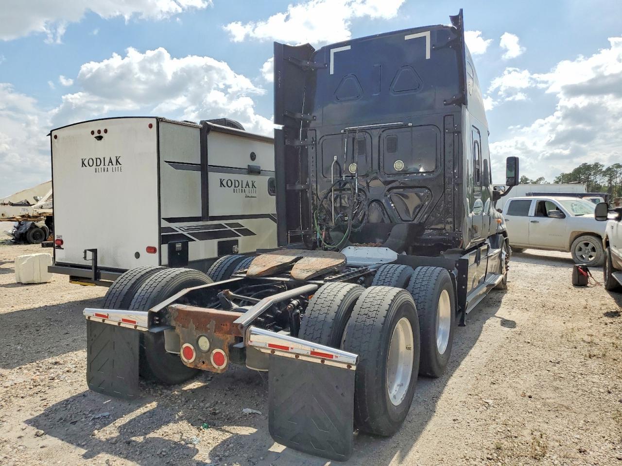 2016 Freigliner 2016 Freightliner Cascadia 125 Semi Truck