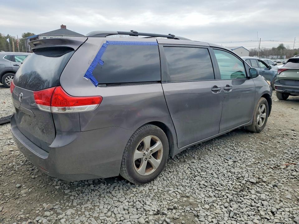 2011 Toyota Sienna le 8-passenger