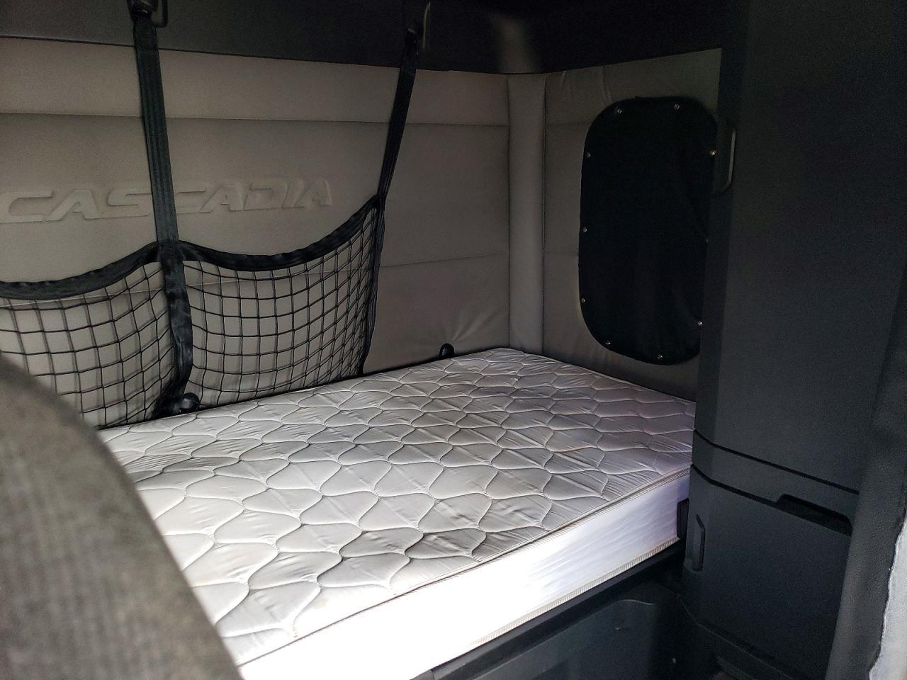 2020 Freigliner 2020 Freightliner Cascadia 126 Semi Truck