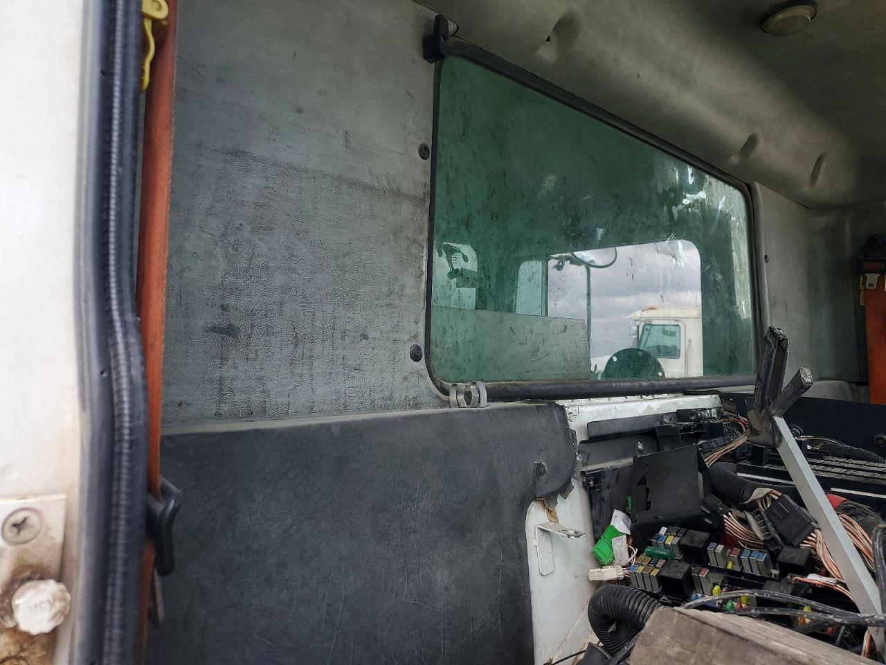 2010 Mack MRU600 Refuse Truck