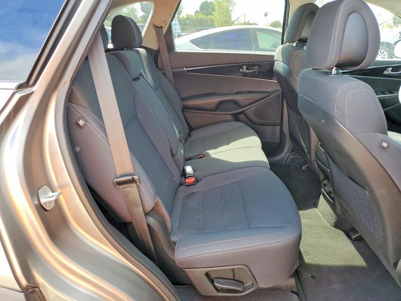 2016 KIA Sorento lx V6