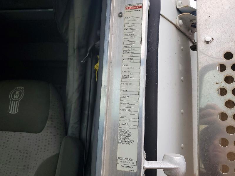 2015 Kenworth T880 Semi Truck