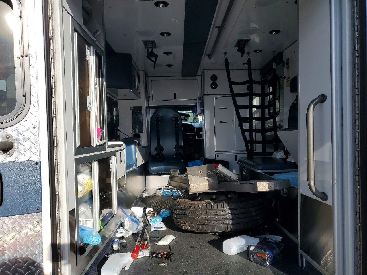 2017 Ford Econoline E350 Super Duty Cutaway Van