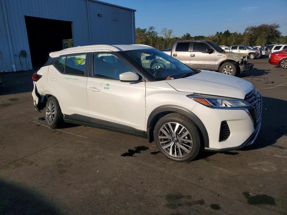 2022 Nissan Kicks sv