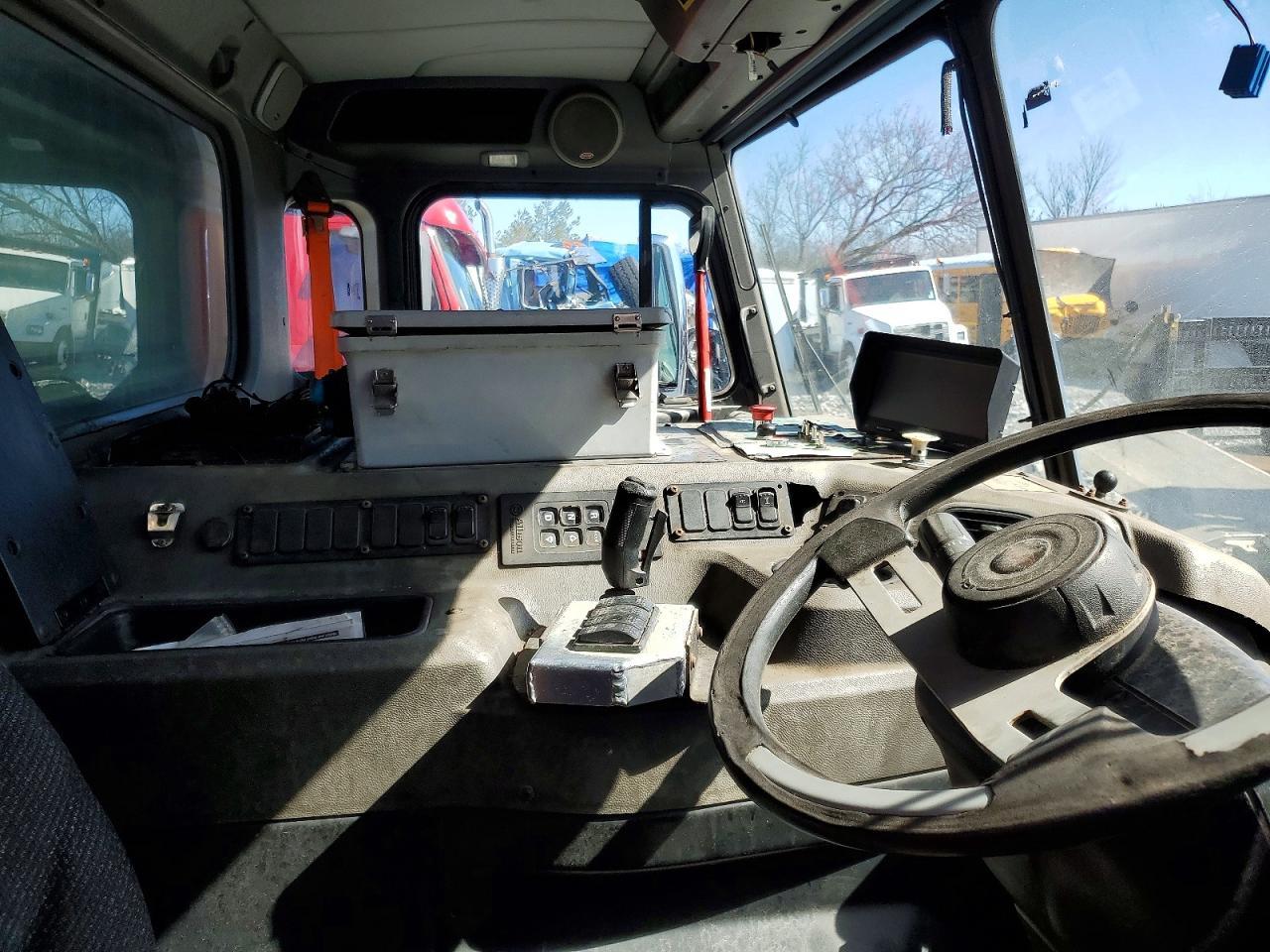 2016 Peterbilt 320 Refuse Truck