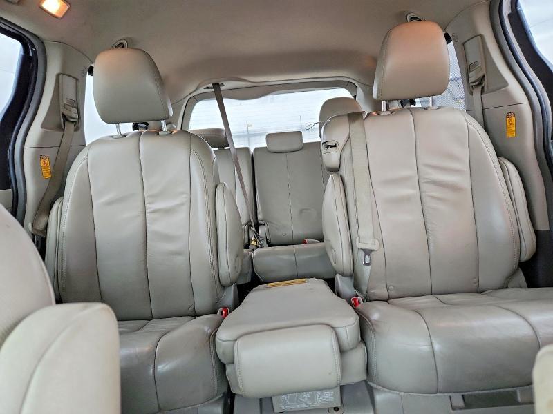 2014 Toyota Sienna xle 8-passenger