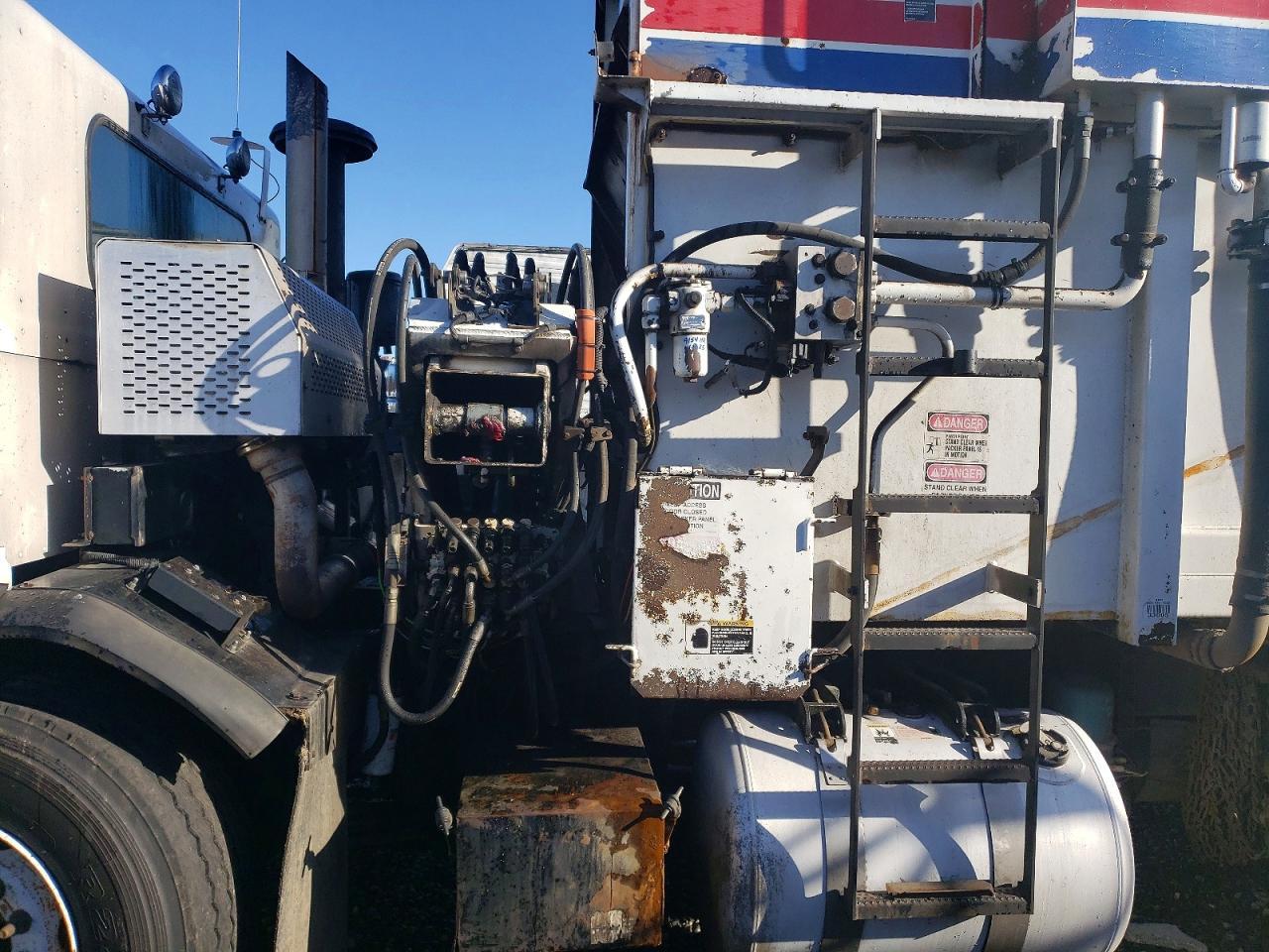 2009 Peterbilt 320 Refuse Truck